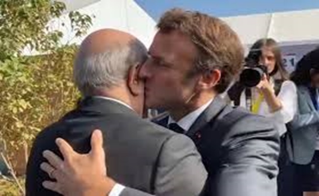 Le président français Macron offre un baiser d'adieu à l'efféminé Tebboune…