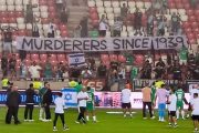 Scandale au stade : des supporters israéliens affichent la banderole « Meurtriers depuis 1939 » visant la Pologne
