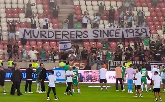 Scandale au stade : des supporters israéliens affichent la banderole « Meurtriers depuis 1939 » visant la Pologne