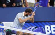 US Open : Daniil Medvedev éliminé après un incident spectaculaire avec un photographe