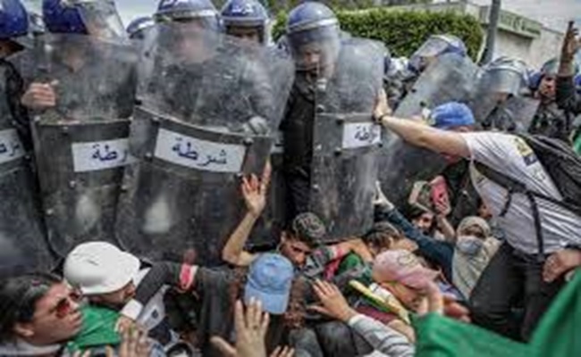 La manifestation pacifique en Algérie en solidarité avec la Palestine se transforme en un massacre sanglant de citoyens