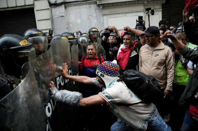 Pérou : la rue contre Boluarte, violences et colère sociale à Lima