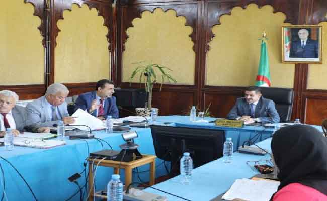 Réunion présidée par le ministre Taha Derbal pour accélérer les projets de barrages et améliorer le service de l’eau