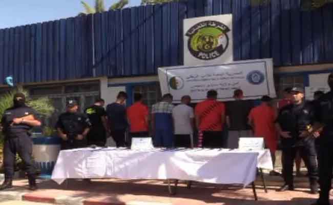Sidi Bel Abbès : La police démantèle 2 bandes armées, 15 arrestations et saisie d’armes blanches et de chiens dressés