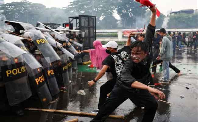 La mort d’un chauffeur de VTC sous un blindé policier déclenche une vague de manifestations à Jakarta et dans d’autres villes en Indonésie