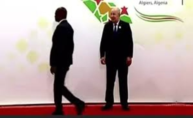 Tebboune préfère les câlins et les baisers des chefs africains à la célébration d'El Mawlid Ennabaoui echarif…