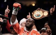 Terence Crawford braqué par la police à Omaha quelques heures après avoir reçu la clé de la ville