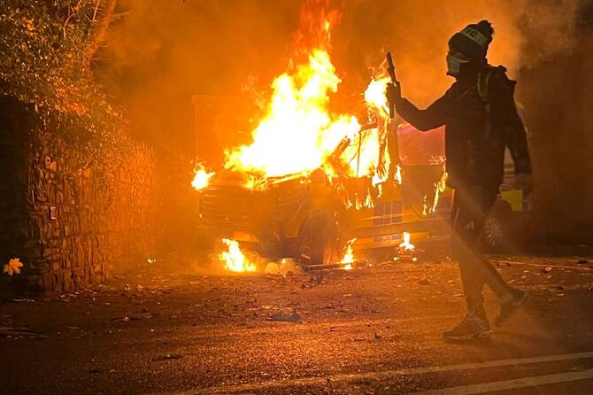 Affrontements violents  à Dublin : projectiles et jets de pierres contre les forces de l’ordre devant un hôtel pour réfugiés
