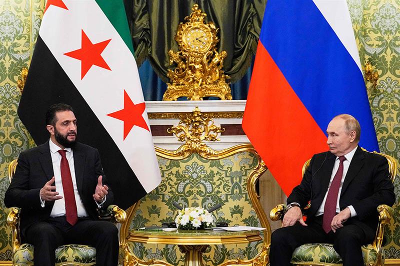 La visite d’Ahmed al-Sharaa à Moscou : la Syrie réclame l’extradition d’Assad, allié historique du Kremlin