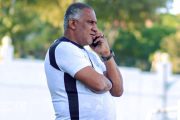 ES Mostaganem : Leknaoui explose – “Il appelle mes joueurs derrière mon dos, c’est de la honte !”