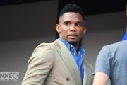 Samuel Eto’o menace un supporter : “Tu parles encore comme ça, je te frappe !” — La colère d’un président sous pression
