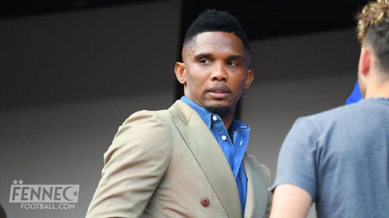 Samuel Eto’o menace un supporter : “Tu parles encore comme ça, je te frappe !” — La colère d’un président sous pression