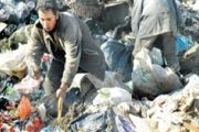 Dans l’Algérie « nouvelle », des enfants affamés se battent avec chiens et chats pour des miettes dans les poubelles !