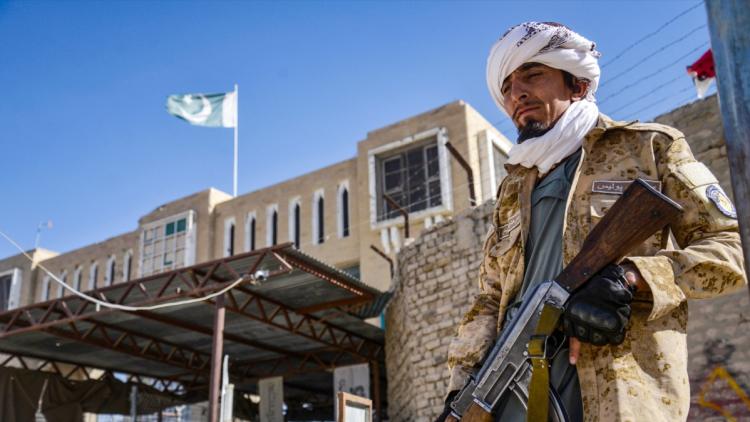 Une frontière de feu, une promesse en cendres : l’Afghanistan attaque le Pakistan, l’Arabie saoudite prêche la retenue