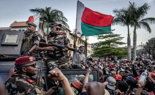 Madagascar : une partie de l’armée refuse de tirer sur la foule et rejoint le peuple dans un tournant historique