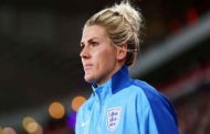 Quelles sont les raisons de la retraite internationale de Millie Bright ?