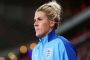 Quelles sont les raisons de la retraite internationale de Millie Bright ?