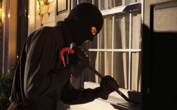 Deux individus pénètrent dans la villa de leur psychiatre, la violent et volent 560 millions de centimes en Algérie