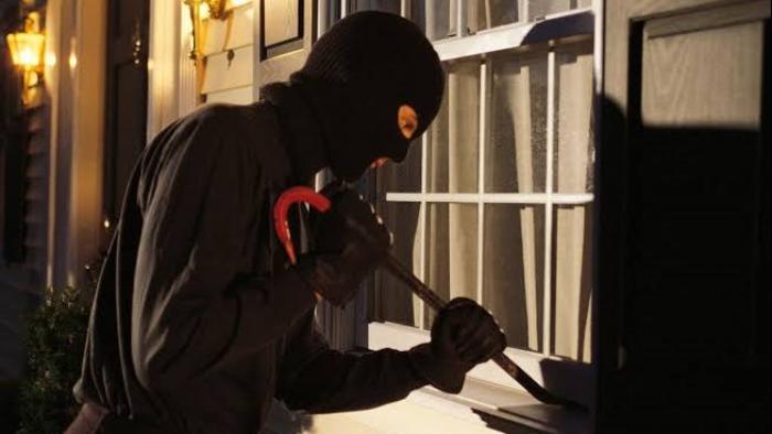 Deux individus pénètrent dans la villa de leur psychiatre, la violent et volent 560 millions de centimes en Algérie