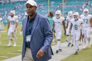 Premier tête à tomber : Chris Grier quitte les Dolphins après un début de saison catastrophique