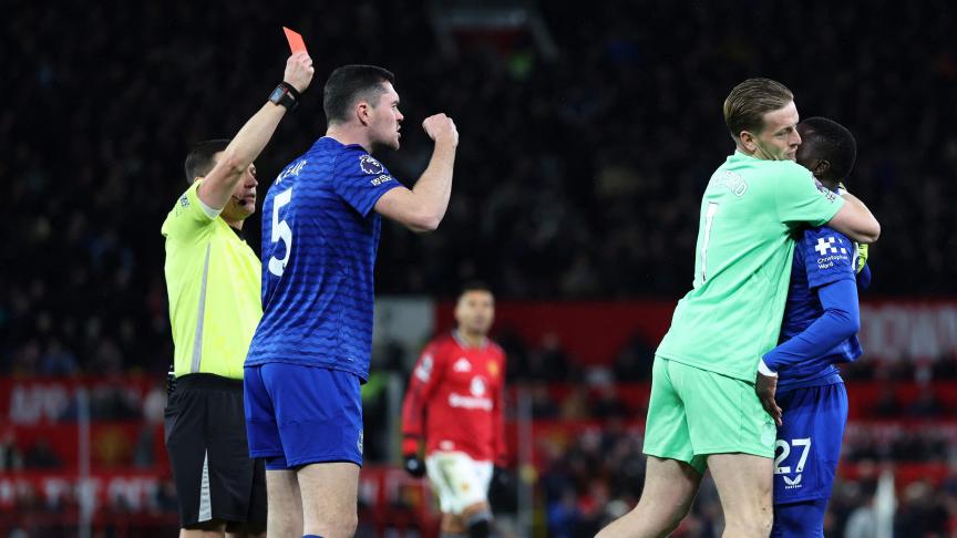 Old Trafford en feu : Le Sénégalais Gueye voit rouge pour avoir pour avoir giflé son coéquipier…et Everton gagne quand même