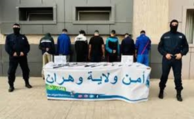 Oran : démantèlement d’une bande de quartier – 7 individus arrêtés et plusieurs armes blanches prohibées saisies