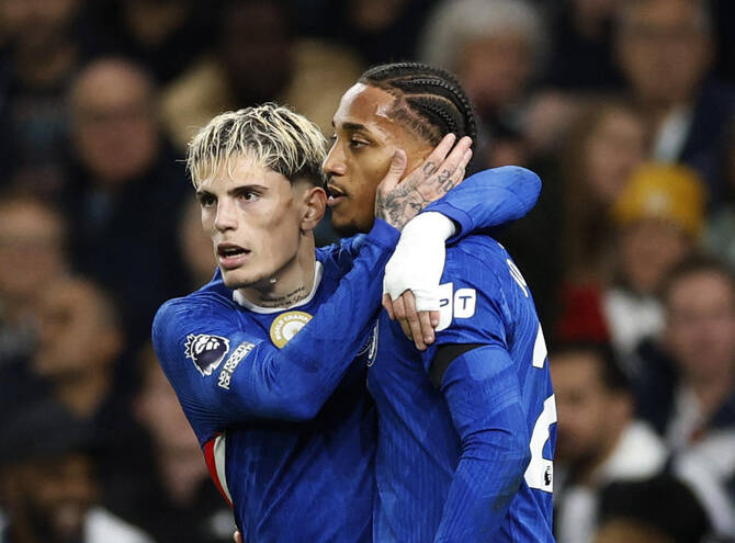 Premier League : Arsenal conforte son leadership, Liverpool respire, les Wolves en détresse, Diallo sauve Manchester United