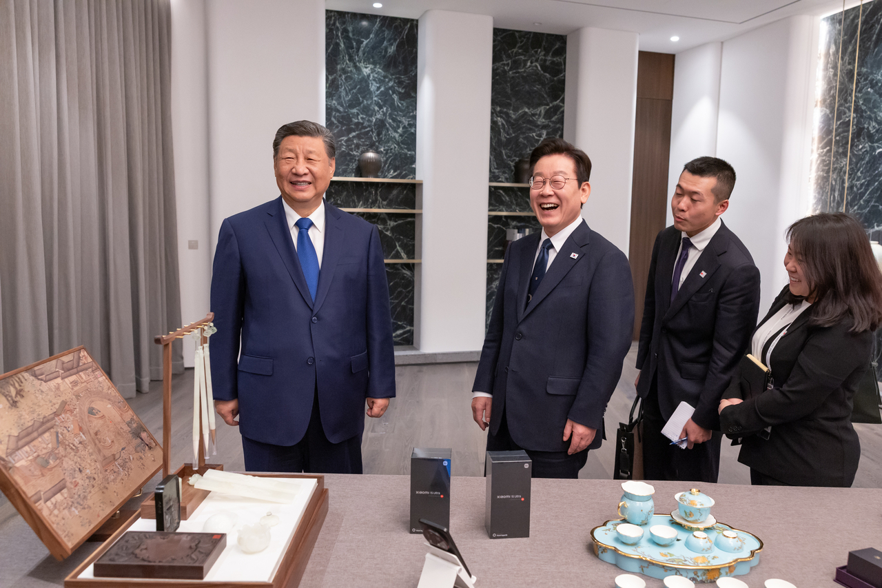 Xi Jinping offre une paire de smartphones Xiaomi au couple présidentiel sud-coréen : « Vérifiez la backdoor ! »