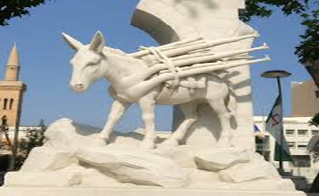 La cigogne, l’âne, la pomme et les 25 millions de martyrs, tous ont brandi le drapeau de l’Algérie