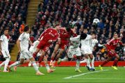 Mac Allister claque une tête gagnante ! Liverpool dompte le Real 1-0 à Anfield, Courtois héroïque, Mbappé muet