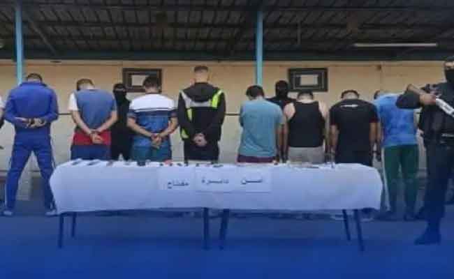 Blida : Opération policière à Meftha – 9 arrestations pour bandes de quartiers, saisie d’armes blanches, drogues et argent