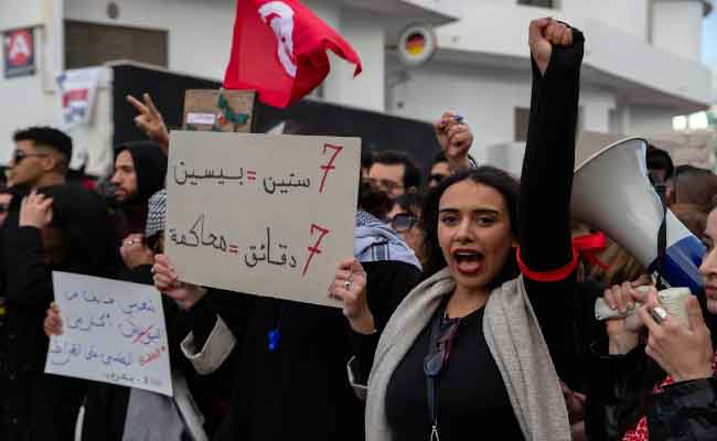 Tunisie : Des centaines de manifestants dénoncent la répression croissante des libertés par le président Kaïs Saïed