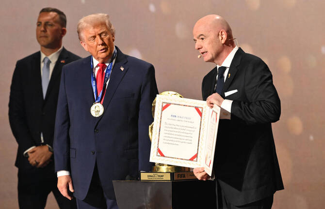 La FIFA remis son nouveau prix pour la paix à Donald Trump
