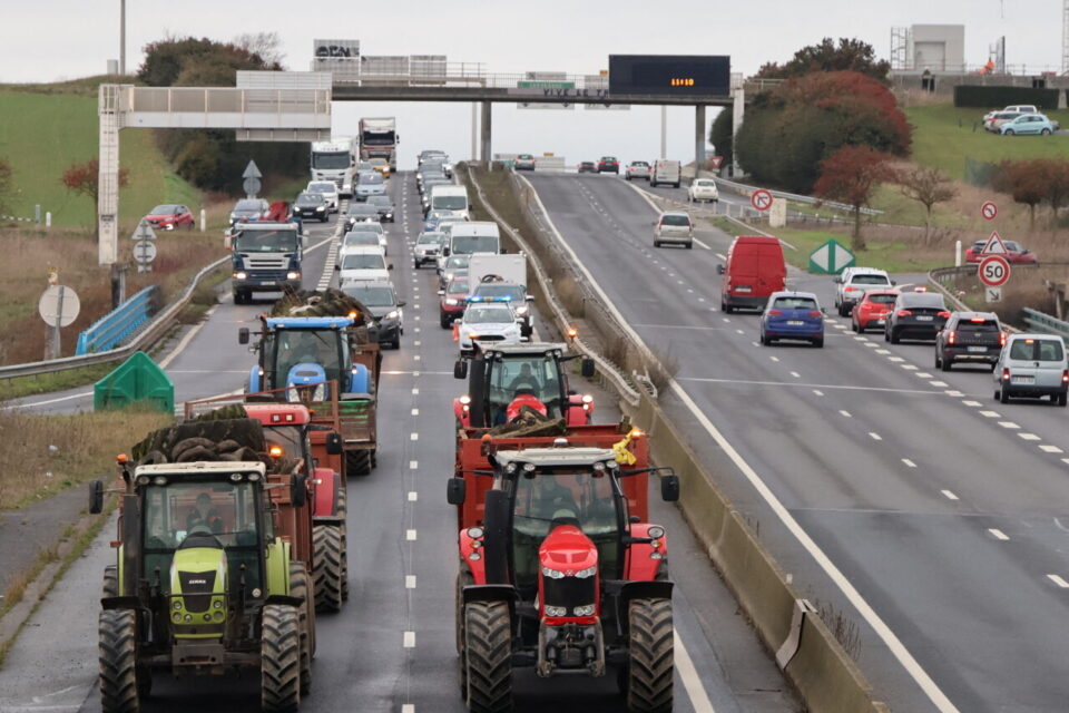 France – Sud-Ouest : la mobilisation des agriculteurs se poursuit sur les grands axes routiers