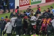 Bolivie : 17 cartons rouges, bagarre générale et gaz lacrymogènes – un quart de finale de Coupe totalement chaotique