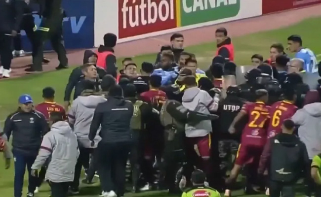 Bolivie : 17 cartons rouges, bagarre générale et gaz lacrymogènes – un quart de finale de Coupe totalement chaotique