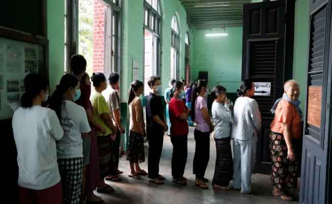 Myanmar : Clôture de la première phase d'une élection décriée, marquée par une faible participation et des violences persistantes