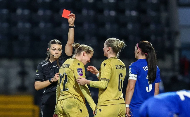Football féminin anglais : Littlejohn suspendue après un geste choc digne de la WWE, la FA pourrait alourdir la sanction