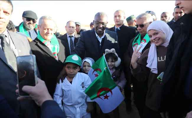 Béchar : Mustapha Hidaoui inaugure le camp d'hiver « Arts des jeunes » à Taghit