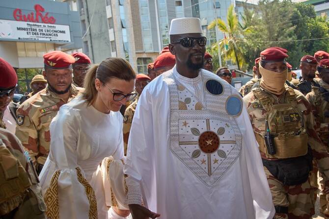 Guinée : Doumbouya élu président, un retour au pouvoir civil sous contrôle militaire?