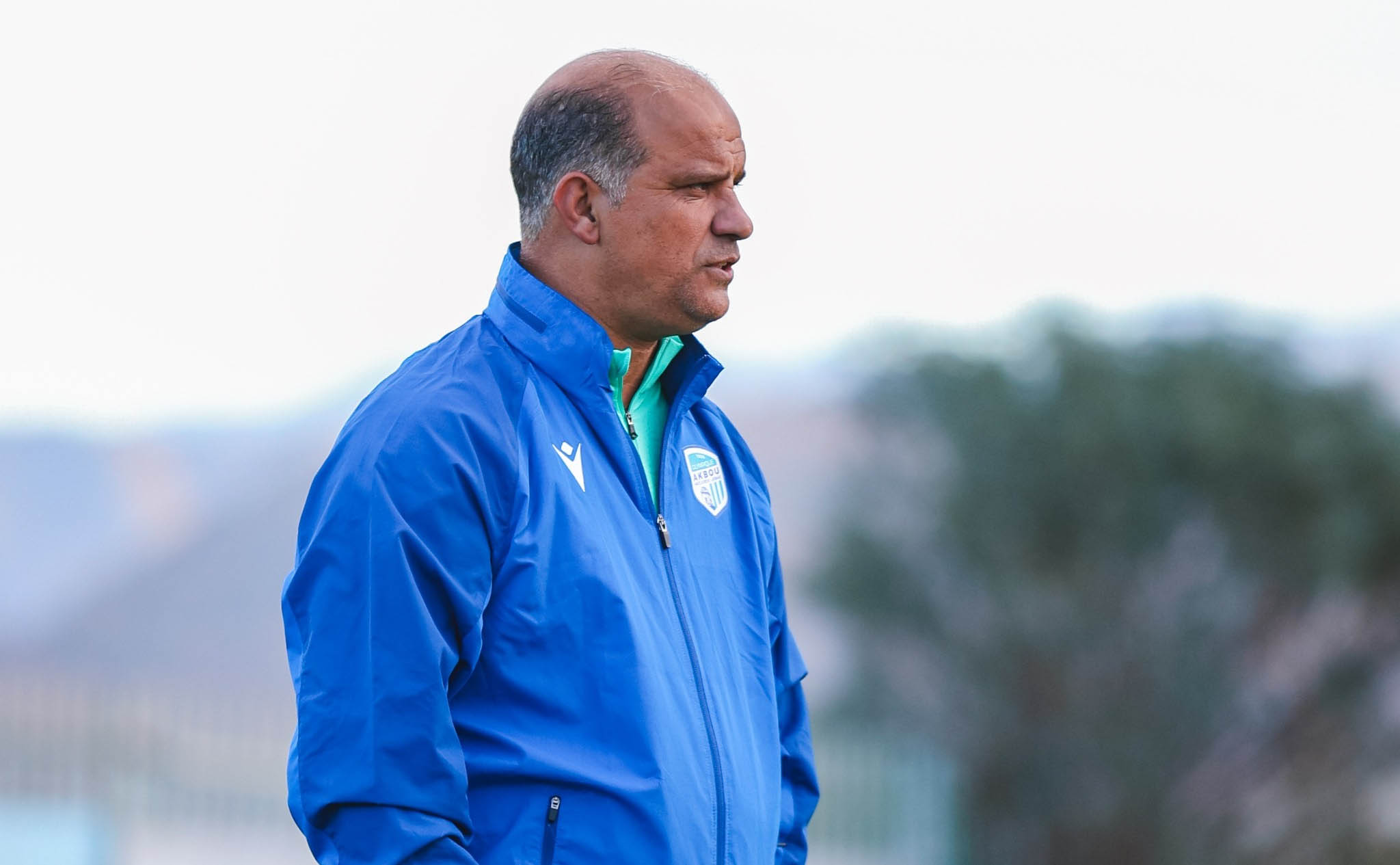 Crise à l’Olympique Akbou : Lotfi Amrouche remercié malgré une place dans le top 5