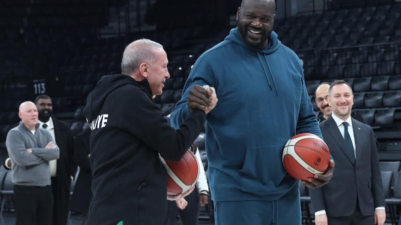 Recep Tayyip Erdoğan et Shaquille O&rsquo;Neal : un duo inattendu sur le terrain de basket à Istanbul
