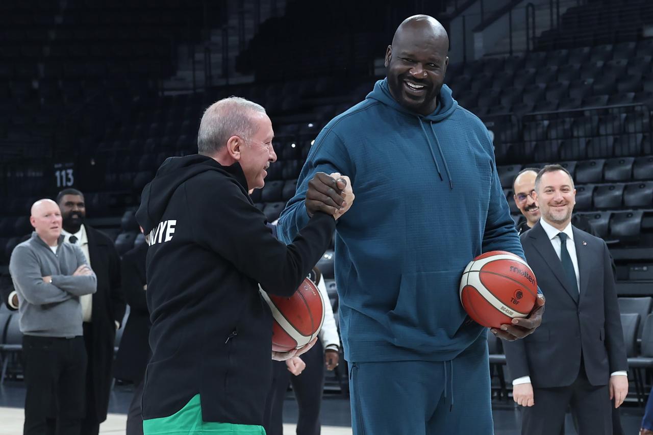 Recep Tayyip Erdoğan et Shaquille O&rsquo;Neal : un duo inattendu sur le terrain de basket à Istanbul