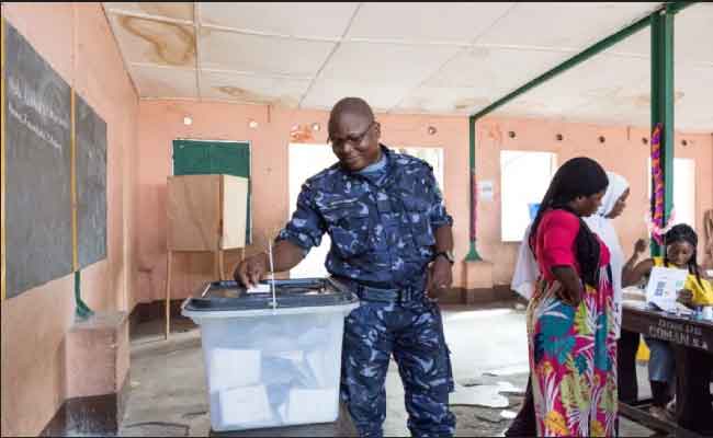 Le Bénin aux urnes sous haute surveillance , un mois après une tentative de coup d’État