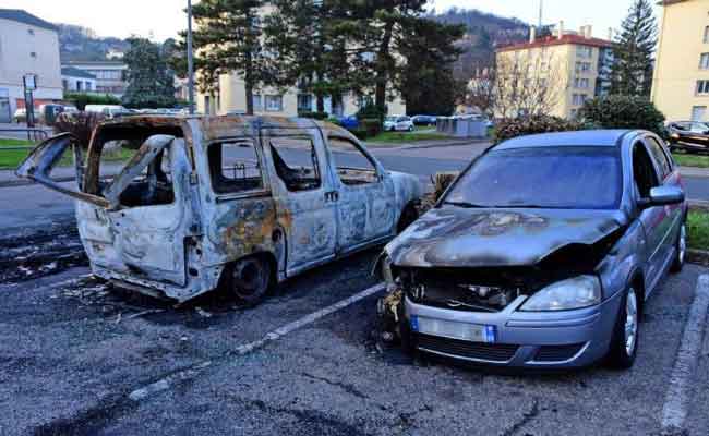 France : la Saint-Sylvestre vire au chaos avec 1 173 véhicules brûlés et 505 gardes à vue, un record malgré le « dispositif massif