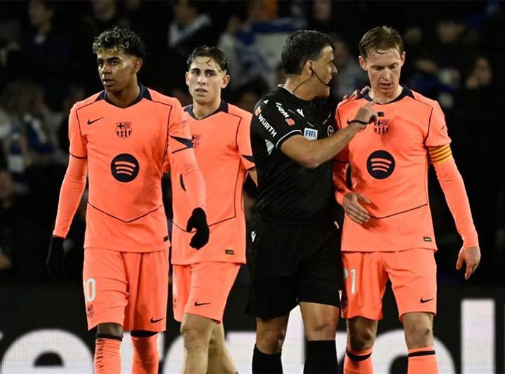 Trois buts refusés, cinq poteaux, et la défaite : le Barça assommé par la Real Sociedad