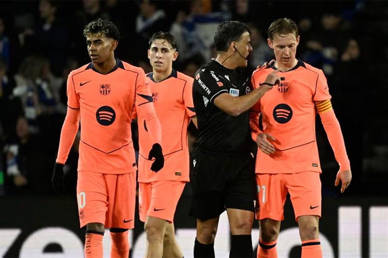 Trois buts refusés, cinq poteaux, et la défaite : le Barça assommé par la Real Sociedad