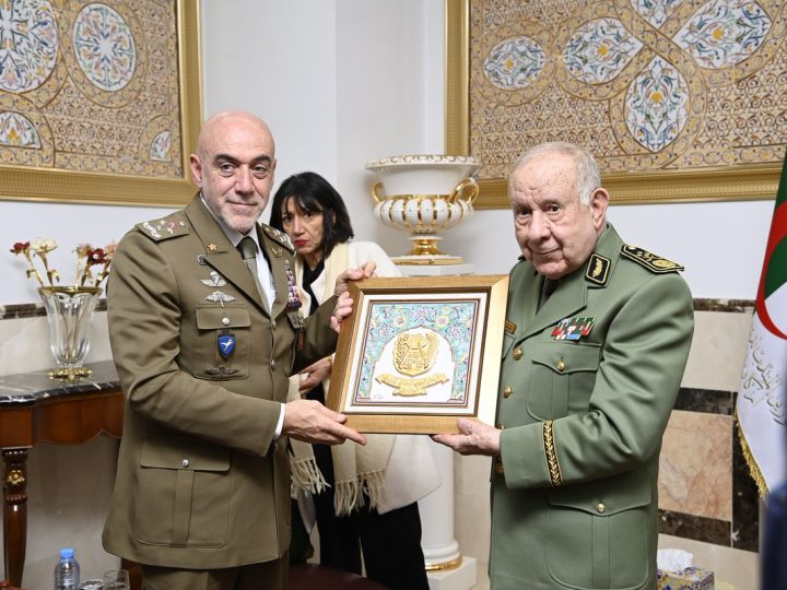 Chanegriha reçoit le général italien Masiello : une nouvelle parade pour masquer l&rsquo;isolement et la dépendance militaire du régime