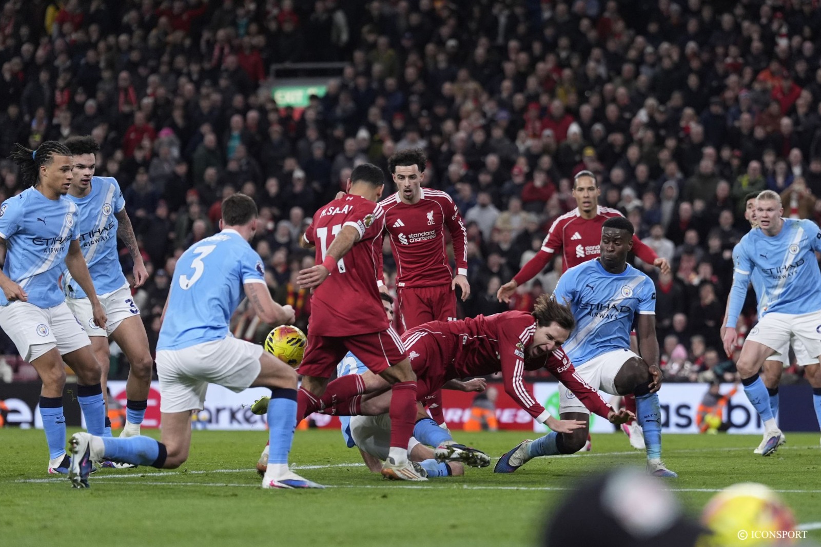 Pour la première fois en cinq ans, Manchester City s’impose à Anfield dans un match polémique