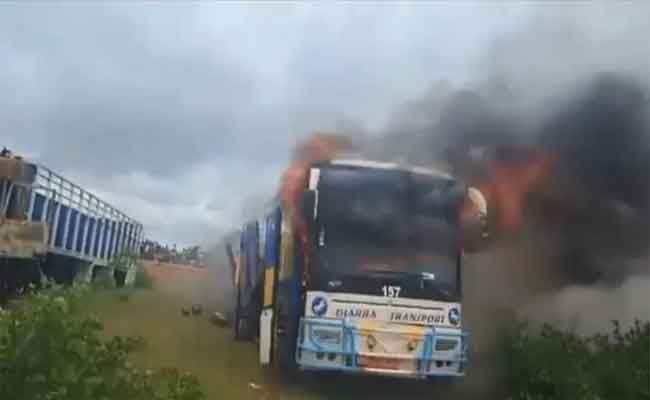 Mali : le JNIM relance son blocus étouffant – Des dizaines de camions-citernes incendiés, Bamako au bord de la panne sèche avant le Ramadan